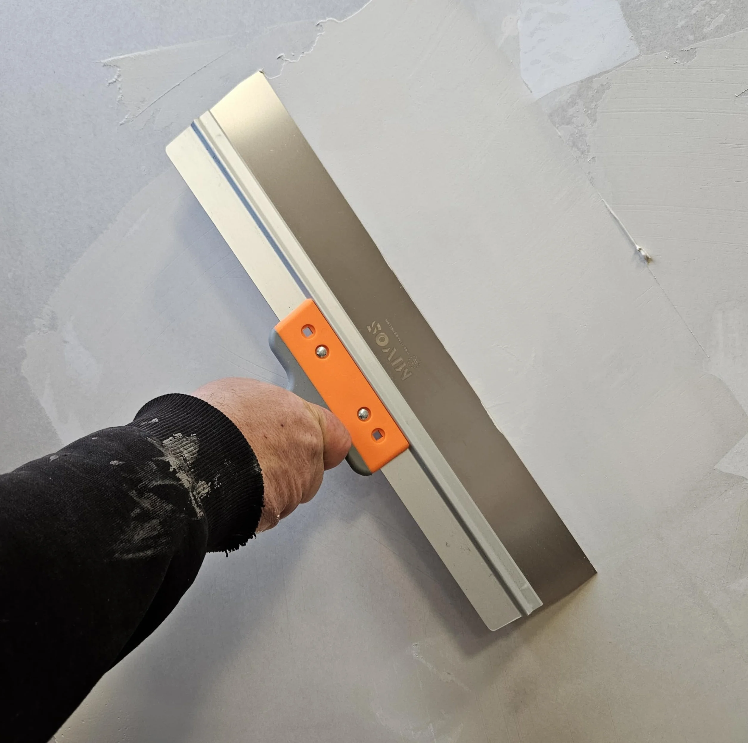 Mivos Szpachla fasadowa ze stali nierdzewnej 450 x 60 mm - Szpachelka elewacyjna do dużych powierzchni - Nóż do gładzi 450 mm z z miękkim uchwytem - Szpachelka do wygładzania wyprodukowana w UE