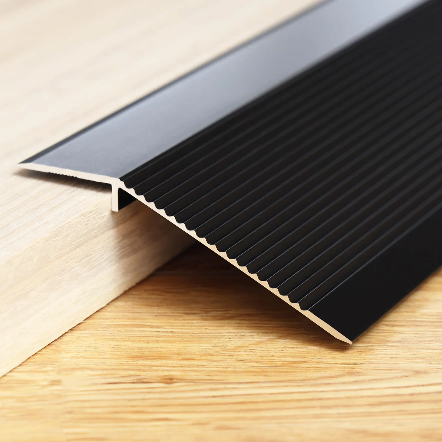 Trimold Aluminiowy reduktor podłogi, odpowiedni do progów otwierania drzwi, laminat płytek, mostkowanie wysokości 8-40 mm (0,9 m x 100 mm, czarny matowy)