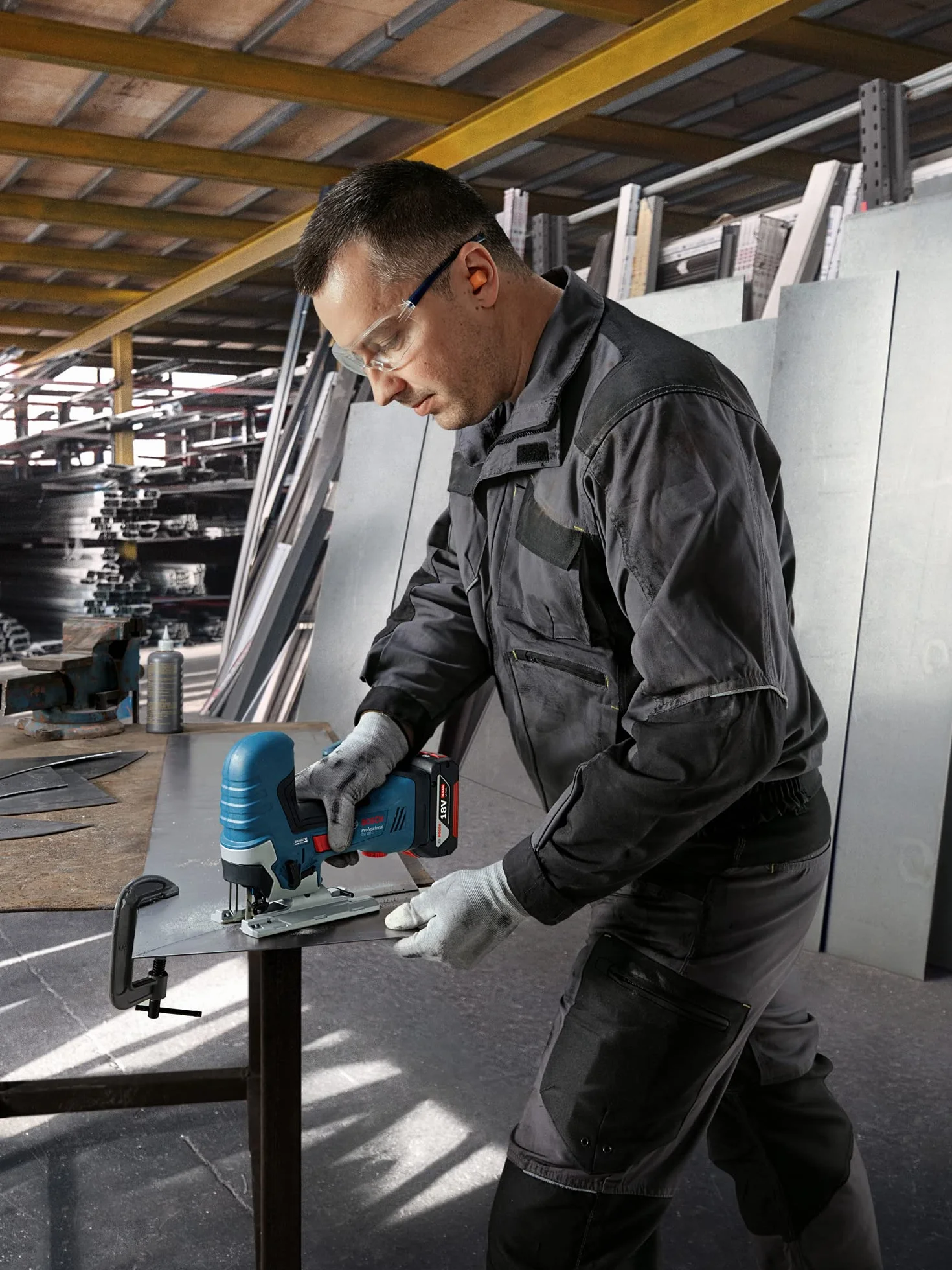 Bosch Professional system 18V: akumulatorowa wyrzynarka GST 185-LI (prędkość skokowa bez obciążenia 0 – 3.500 min-1)