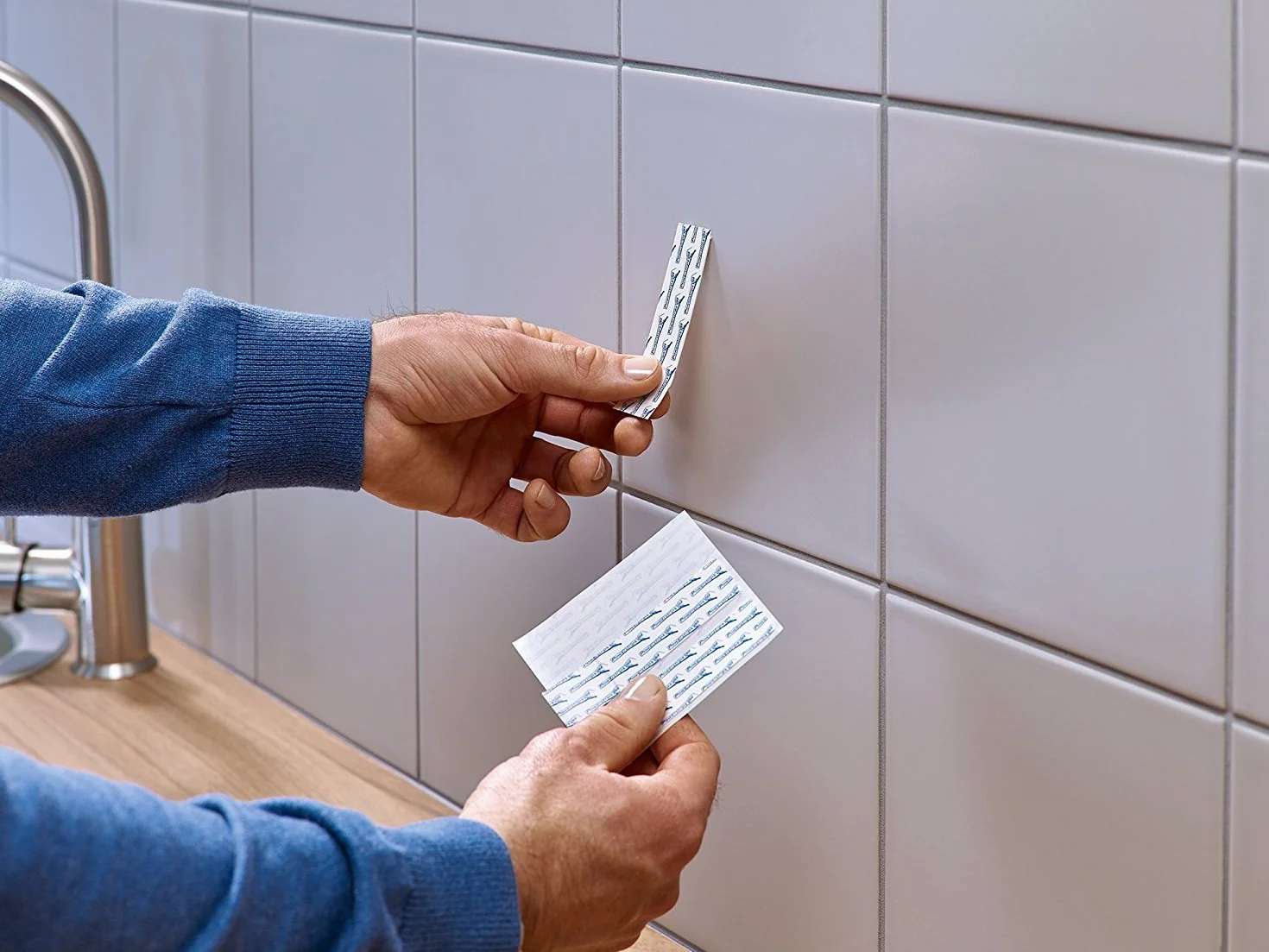 tesa® Regulowana samoprzylepna śruba do płytek i metalu, zdejmowana bez pozostawiania śladów