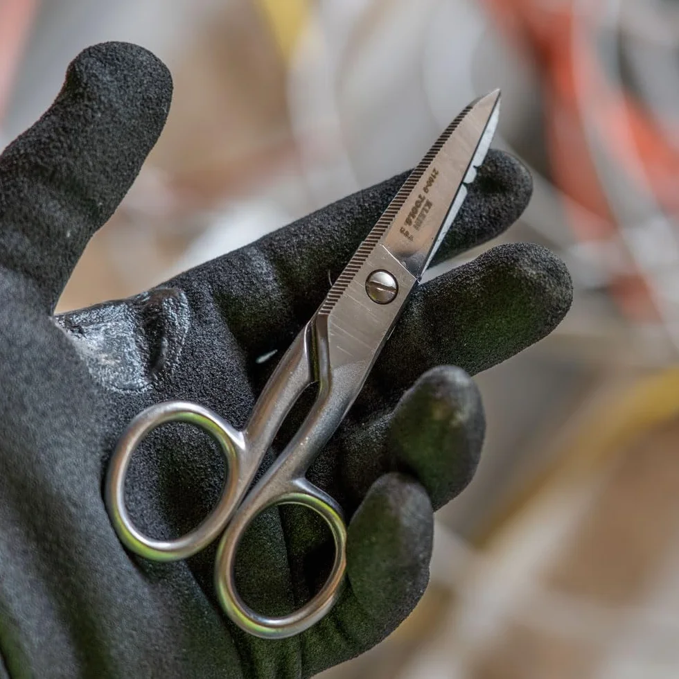 Klein Tools Nożyczki dla elektryków ze stali nierdzewnej 2100-9 z nacięciami ściągającymi, 5-1/4 cala, wyprodukowane w USA