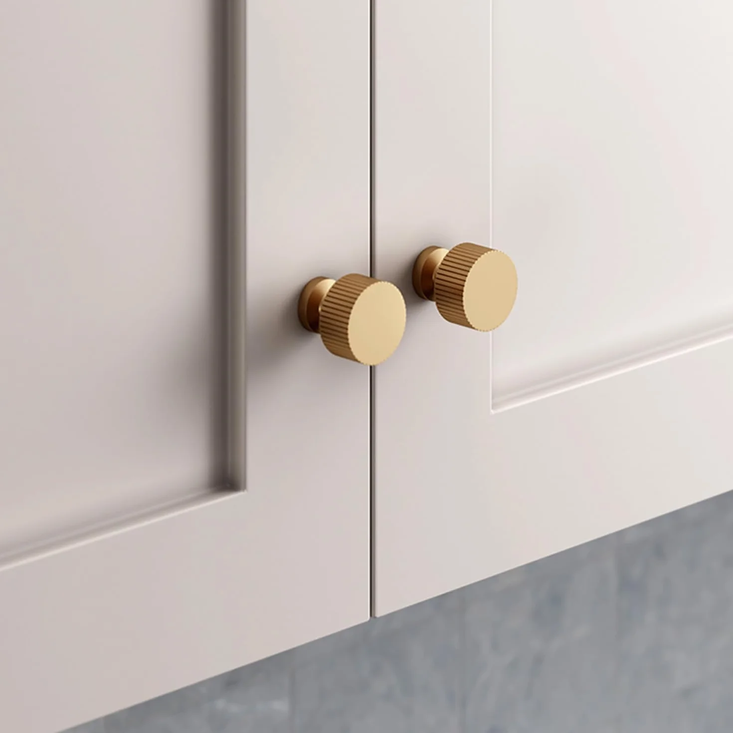 RZDEAL Zestaw 2 solidnych mosiężnych gałek do szafek, szuflad i komód w kolorze złotym, nowoczesne uchwyty o wymiarach 2,5 × 2,5 cm, wykończenie szczotkowany mosiądz