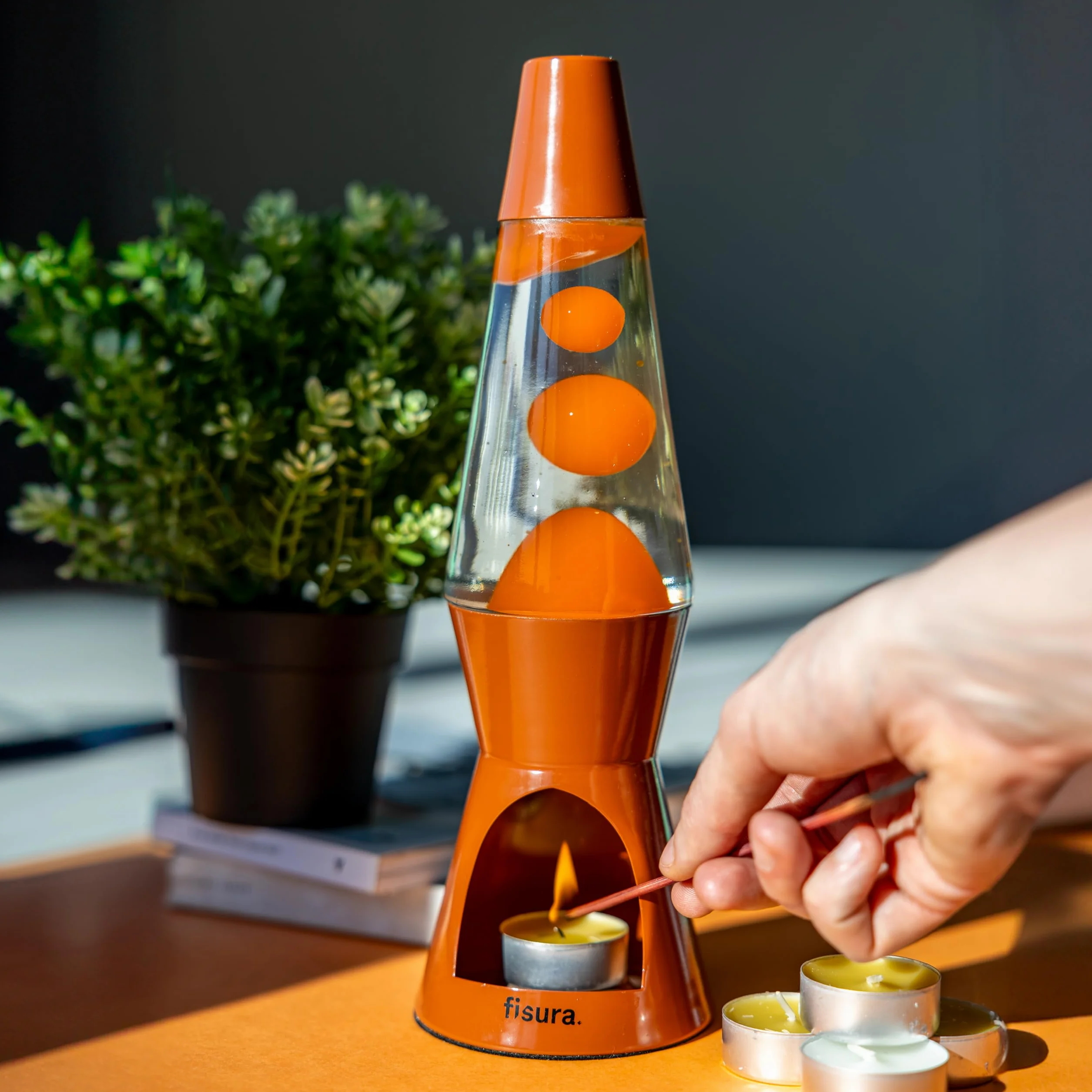 Fisura – Lampa lawowa z świeczką. Lampa lawowa bez elektryczności. Lawowa lampa miętowa i biała. Eko-lampa. Oryginalny prezent. 29 centymetry x 8,5 centymetry