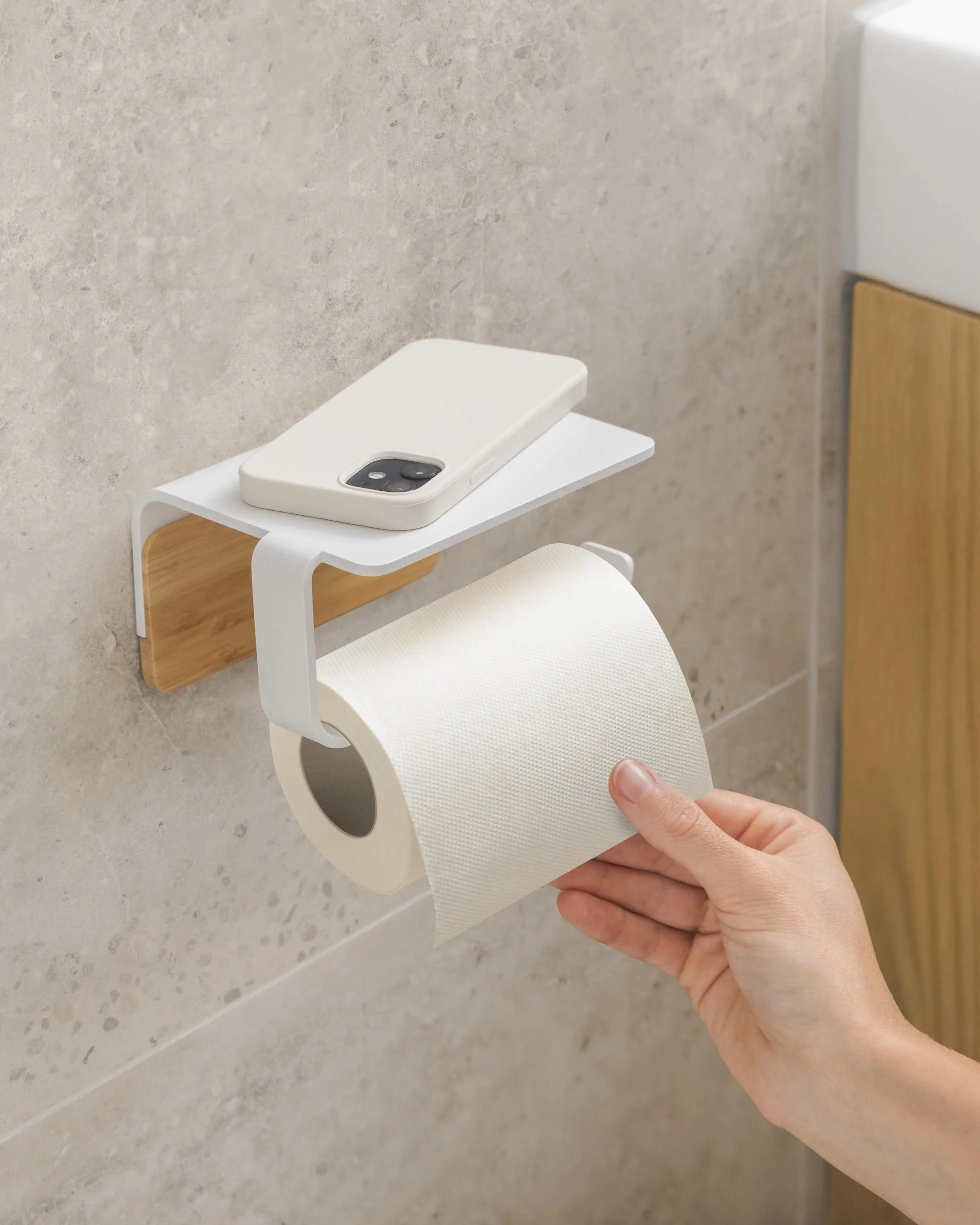 KAZAI. Uchwyt na papier toaletowy bez wiercenia | Metal z naturalnym drewnem bambusowym | Uchwyt na papier z półką do przyklejenia | Uchwyt na rolki | Wieszak na papier toaletowy | Biały, Bambus