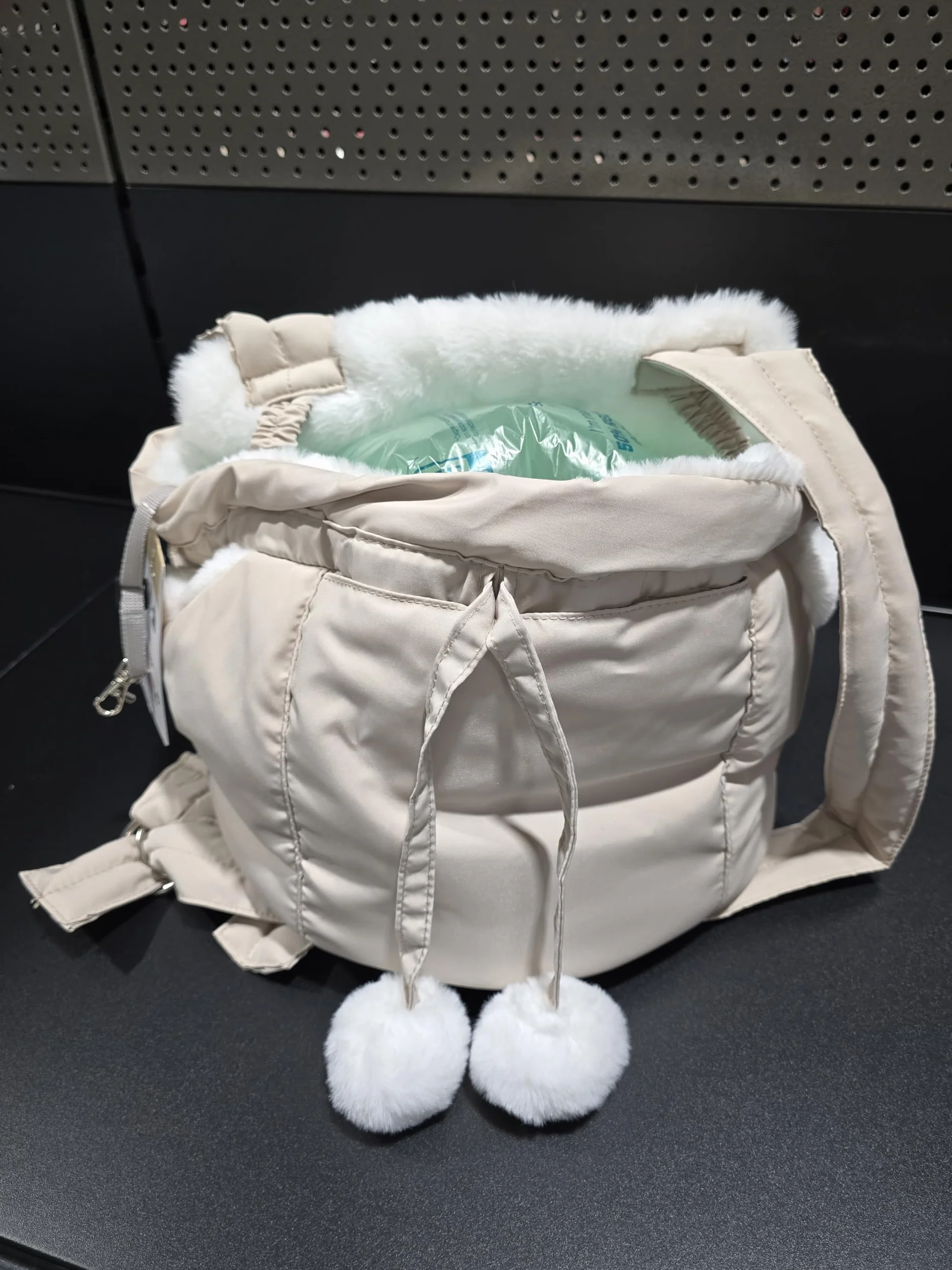 Flamingo Cuddi beżowa torba transportowa dla psa, 32 x 22 x 25 cm, z regulowanym paskiem z karabińczykiem, otwierana u góry i wykończona miękkim pluszem, do 4 kg