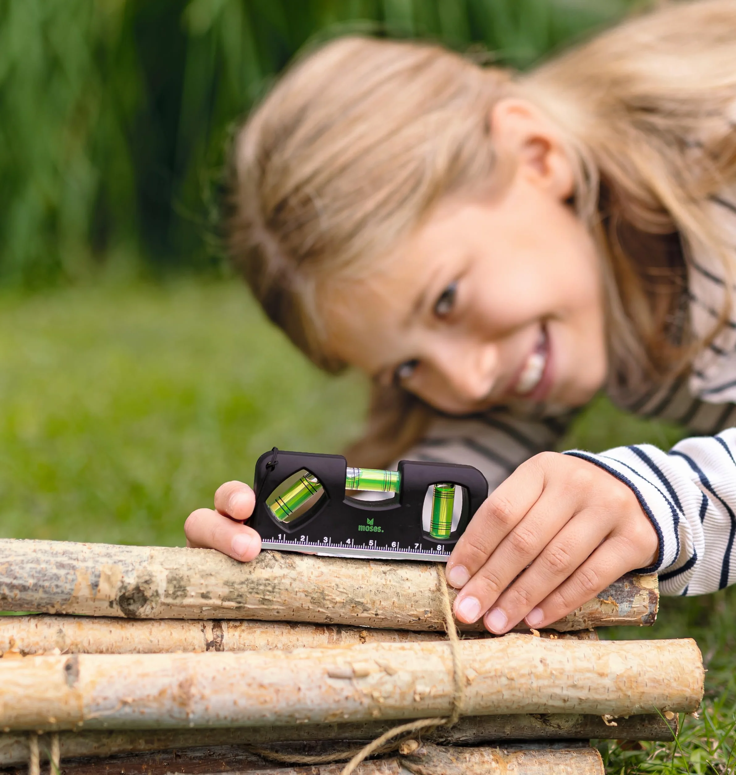 Moses. Expedition Natur poziomica dziecięca, outdoorowa poziomica z magnesem, linijką i paskiem do noszenia, wytrzymałe narzędzie DIY i outdoorowe dla małych odkrywców, czarno-zielona