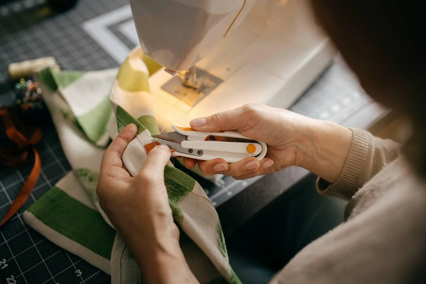 Fiskars Nożyczki do obcinania nici Softgrip, nożyczki do obcinania nici dla osób prawo- i leworęcznych, długość: 12,7 cm, ostrza ze stali nierdzewnej/plastikowe uchwyty, białe, 1070023