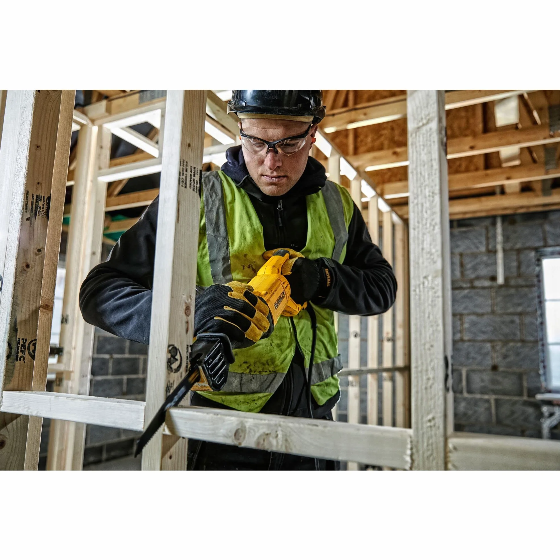 DEWALT Piła szablasta 1100 W (długość skoku 29 mm, maks. wydajność cięcia (drewno) 280 mm, w zestawie walizka transportowa), DWE305PK