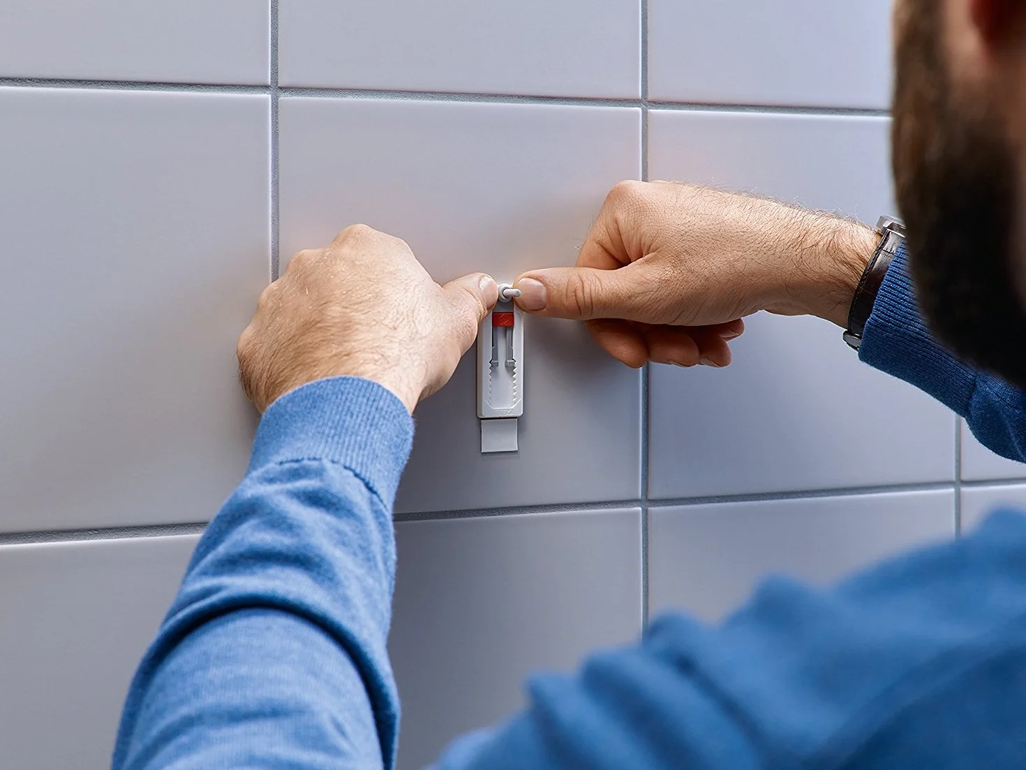 tesa® Regulowana samoprzylepna śruba do płytek i metalu, zdejmowana bez pozostawiania śladów