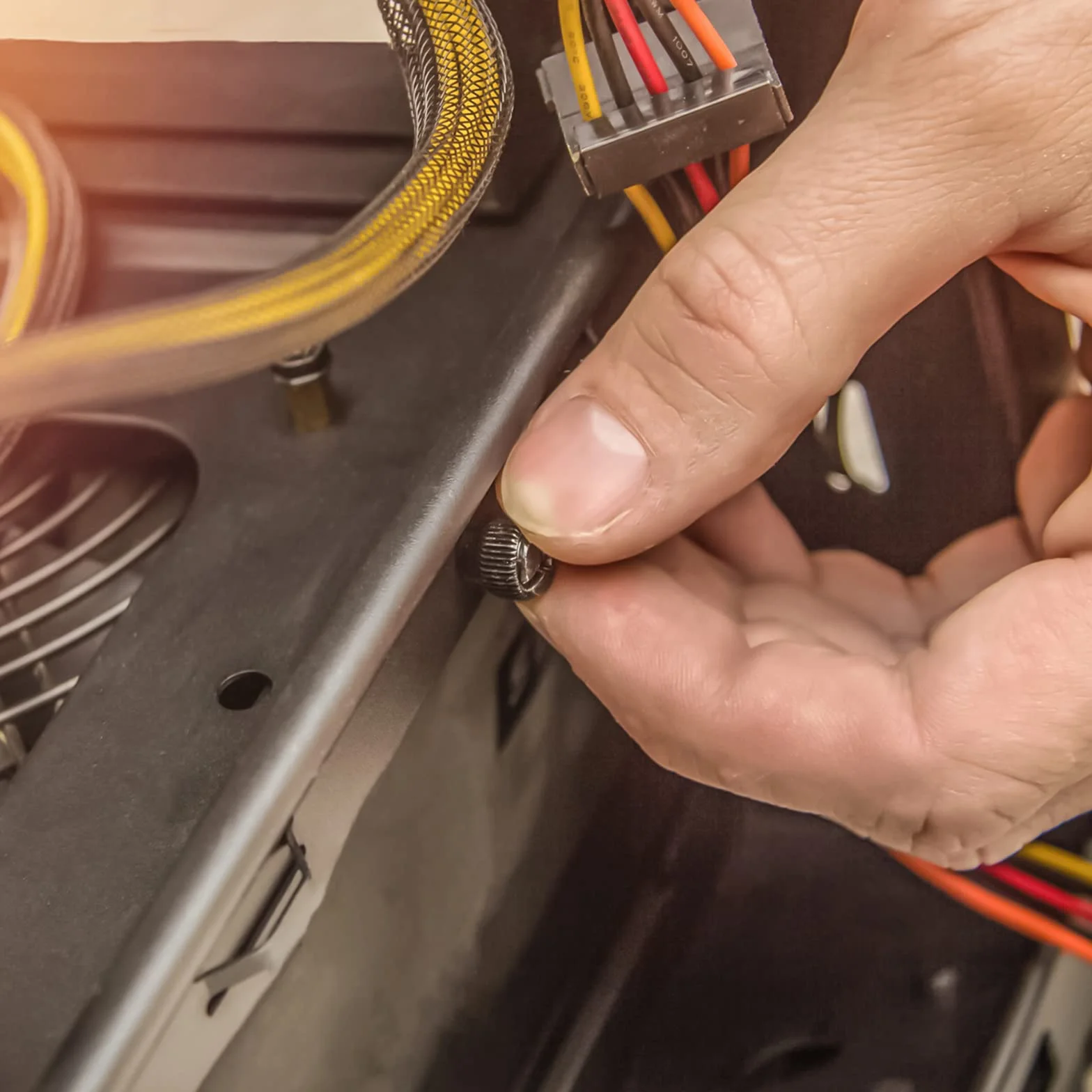 YOKIVE 20 szt. śrub dystansowych M3, mosiężne sześciokątne elementy dystansowe do PCB, utrzymują stałą wysokość, idealne do płyty głównej (złoty odcień, 5 mm + 3 mm)