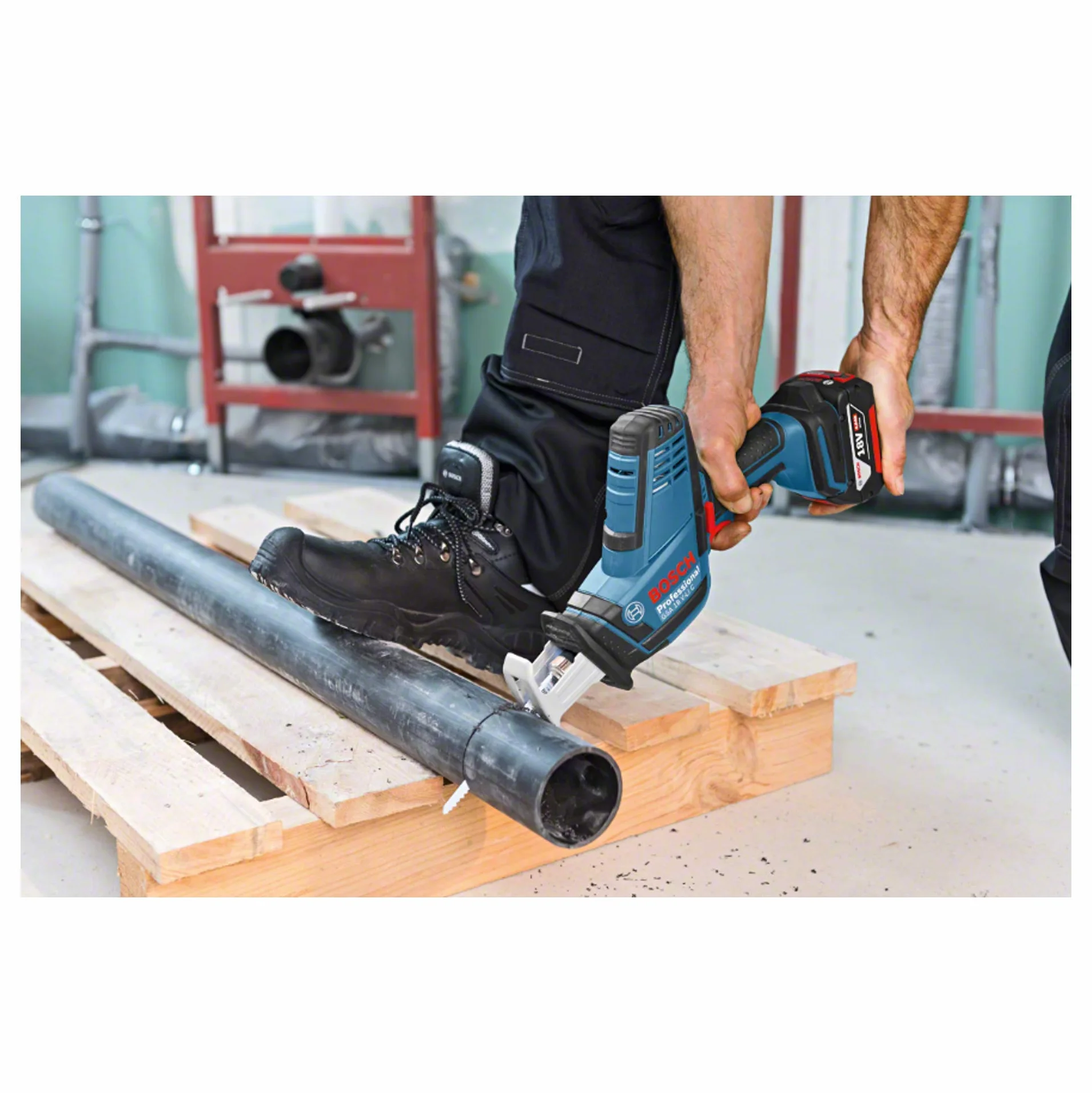 Bosch Professional system 18V: akumulatorowa piła szablasta GSA 18V-LI C (3 brzeszczoty do pił szablastych, walizka L-BOXX)