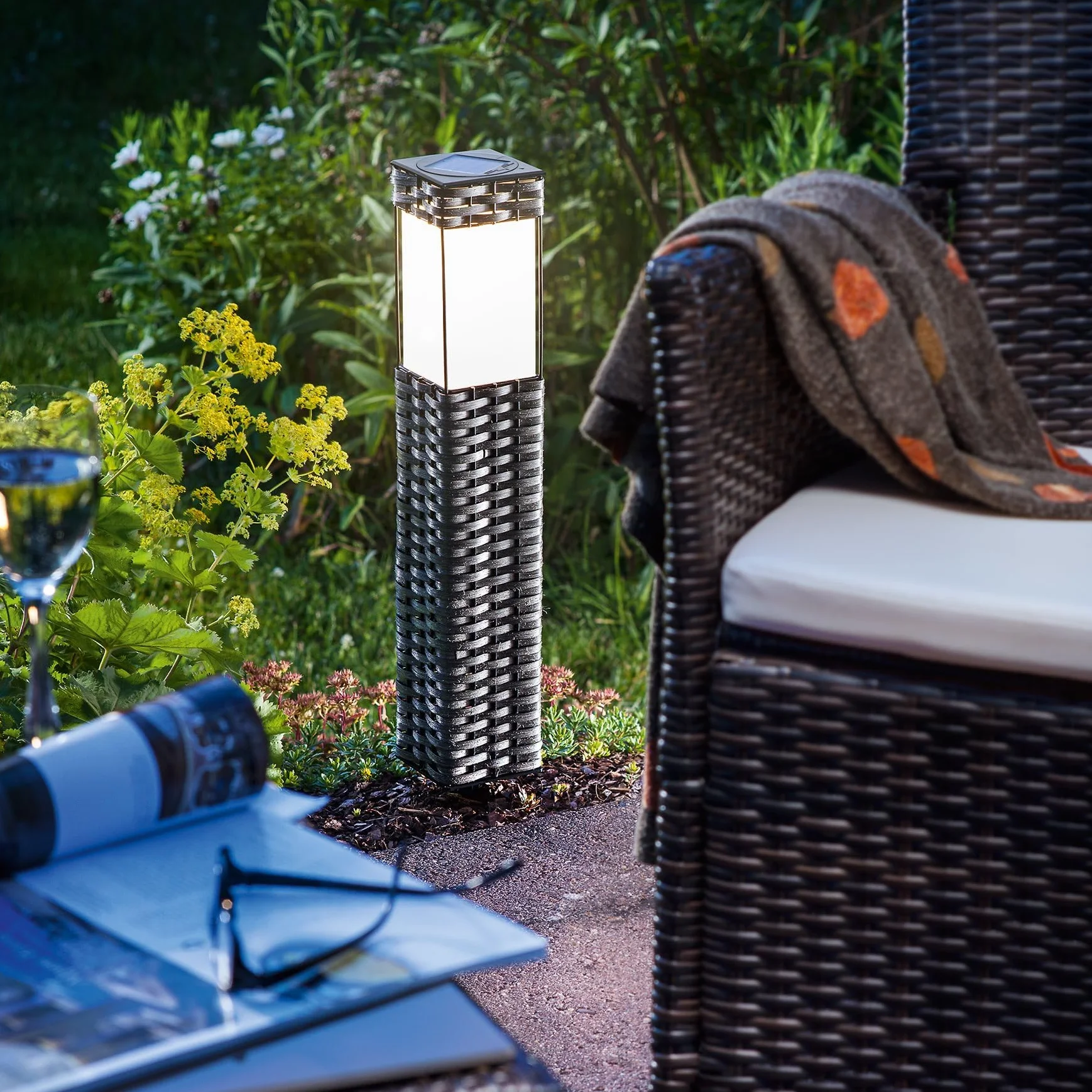 Esotec 102073 solarna lampa stojąca, plecionka rattanowa, LED, akumulator, równomierny rozkład światła, lampa ogrodowa, latarnia solarna, oświetlenie ścieżki, lampy solarne, odporne na warunki