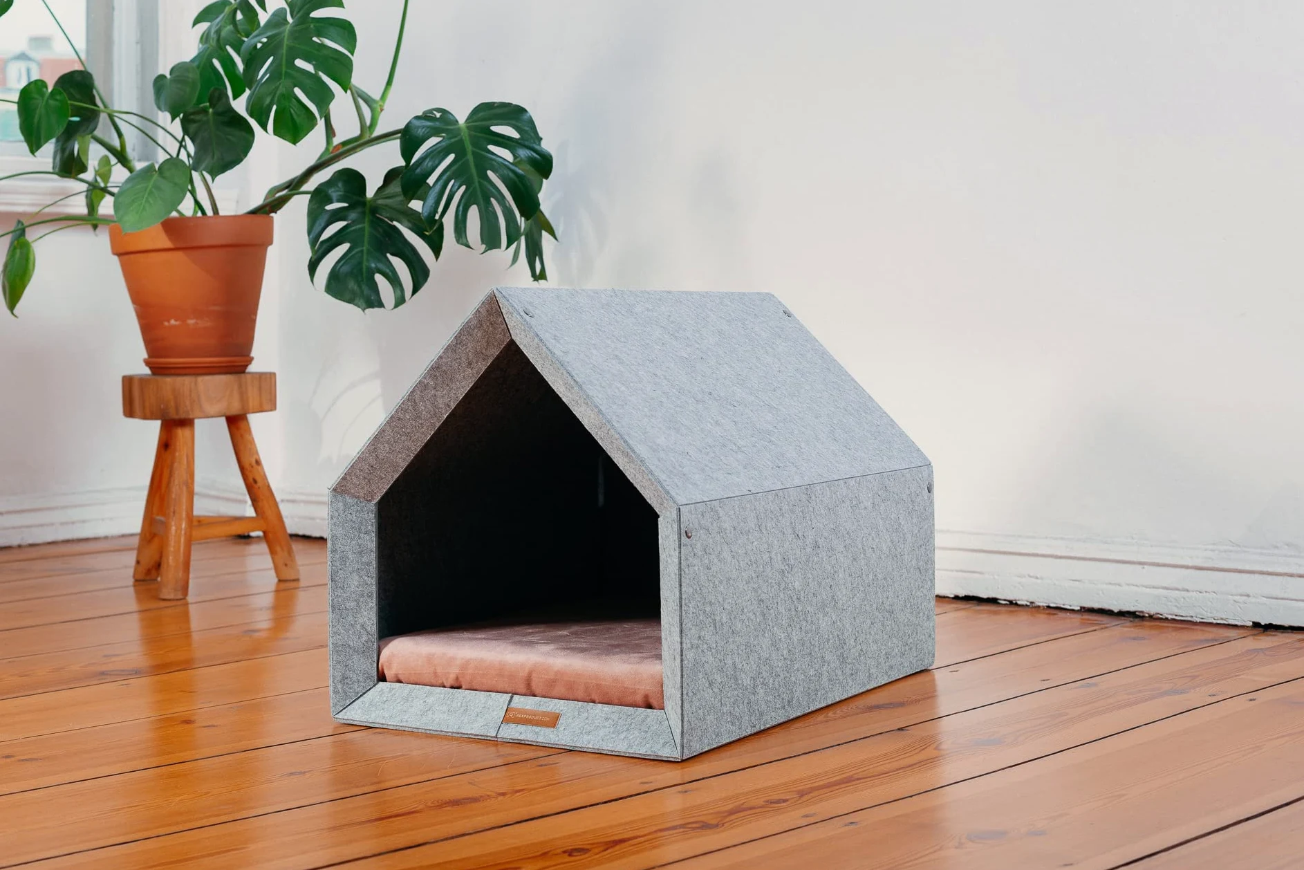 Rexproduct - PetHome buda dla psów z powierzchnią do leżenia i dachem, odporna na ugryzienia i zarysowania, dobra izolacja akustyczna, przyjazna dla środowiska i łatwa w montażu, rozmiar S (60 x 42 x
