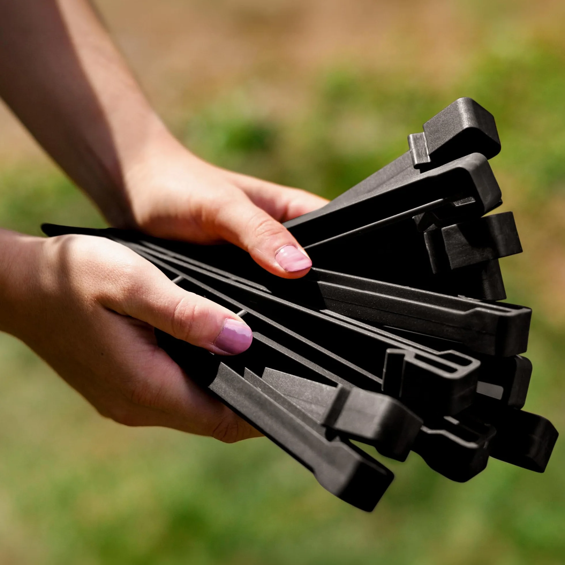 40 plastikowych gwoździ 24,5 cm do obrzeży chodnikowych - plastikowe gwoździe mocujące - solidne paliki ogrodowe - kotwa gruntowa czarna