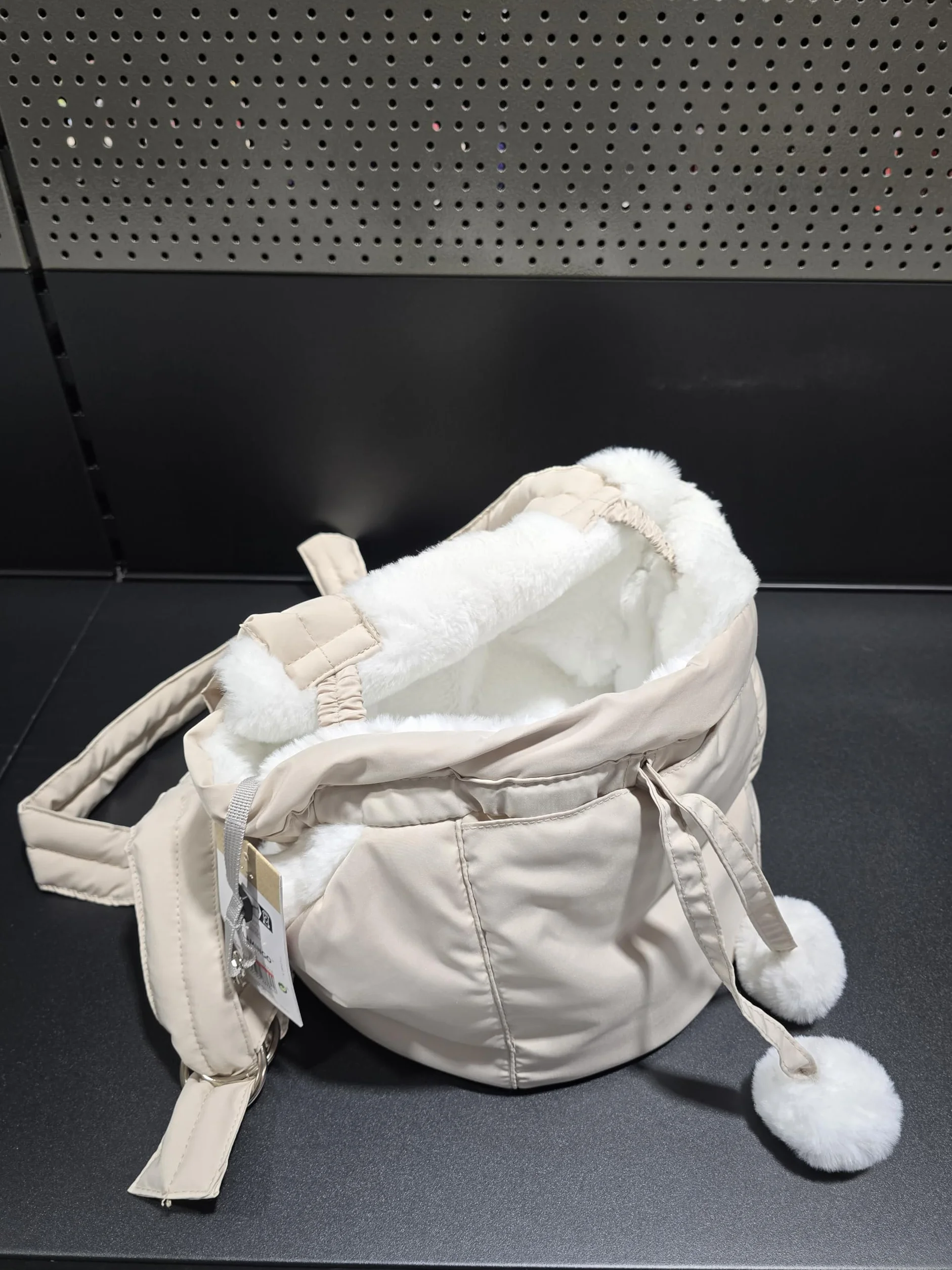 Flamingo Cuddi beżowa torba transportowa dla psa, 32 x 22 x 25 cm, z regulowanym paskiem z karabińczykiem, otwierana u góry i wykończona miękkim pluszem, do 4 kg