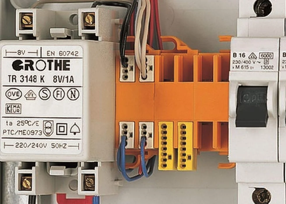WAGO Adapter mocujący 243-113 | 6 gniazd na zaciski 4- i 8-przewodowe (seria 243), 10 sztuk, mocowanie śrubowe do zacisków puszek przyłączeniowych MICRO, odpowiedni do montażu na szynie nośnej 35,