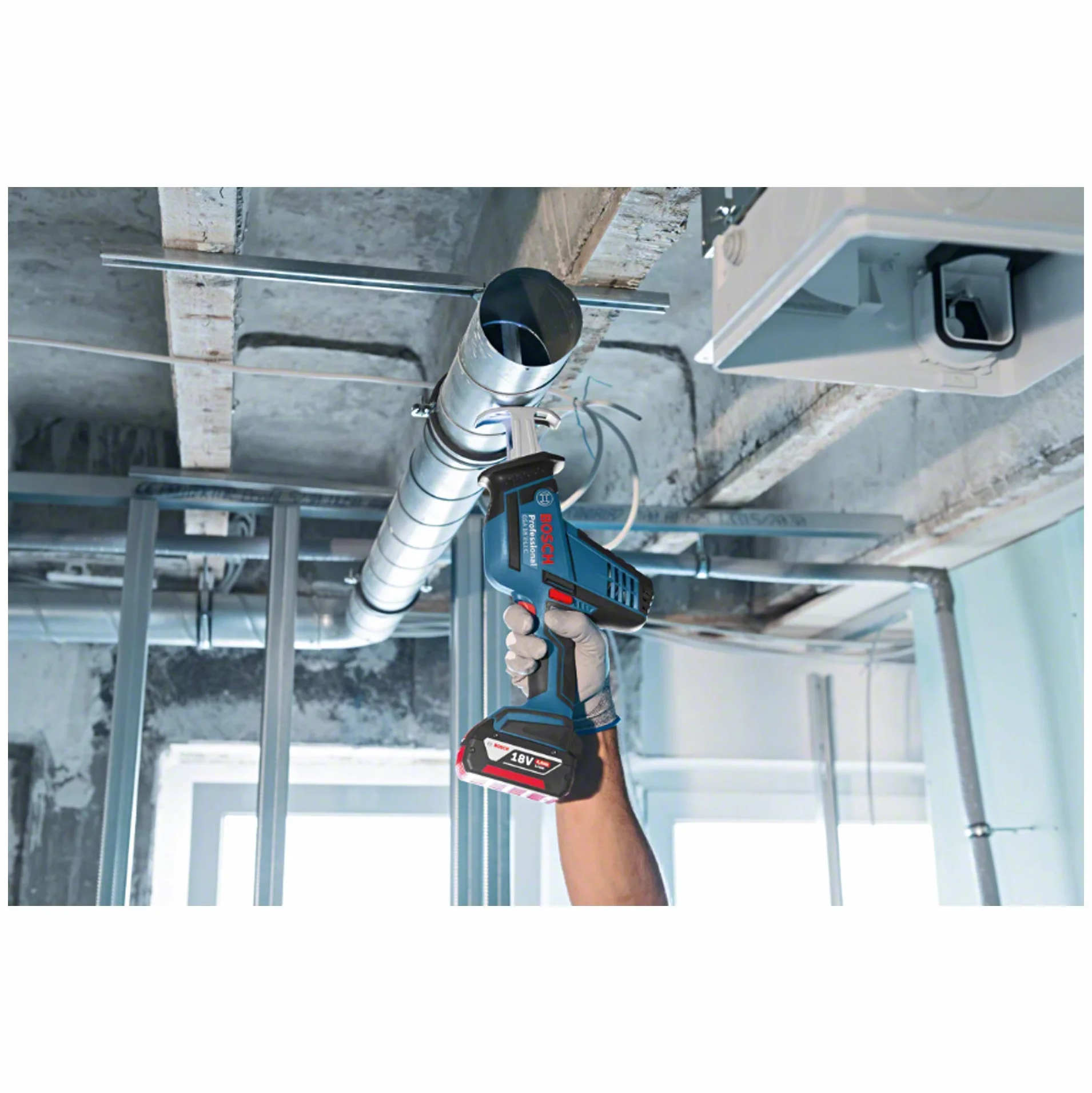 Bosch Professional system 18V: akumulatorowa piła szablasta GSA 18V-LI C (3 brzeszczoty do pił szablastych, walizka L-BOXX)