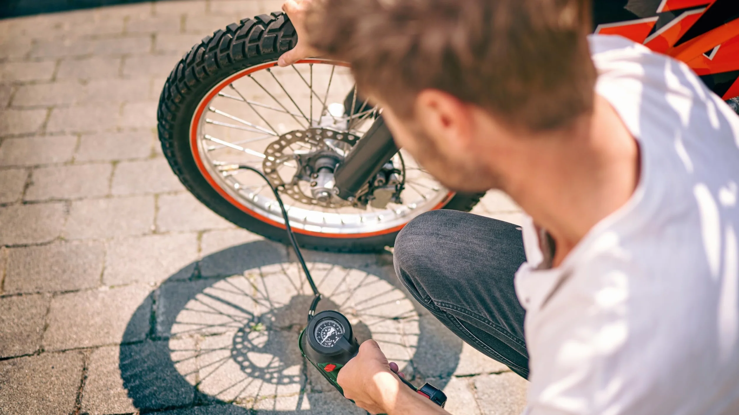 Bosch - Pompa powietrza/sprężarka powietrza 18V (bez akumulatora, system 18V, do opon samochodowych, motocyklowych i rowerowych, 150 PSI, 10.3 bar, opakowanie kartonowe)
