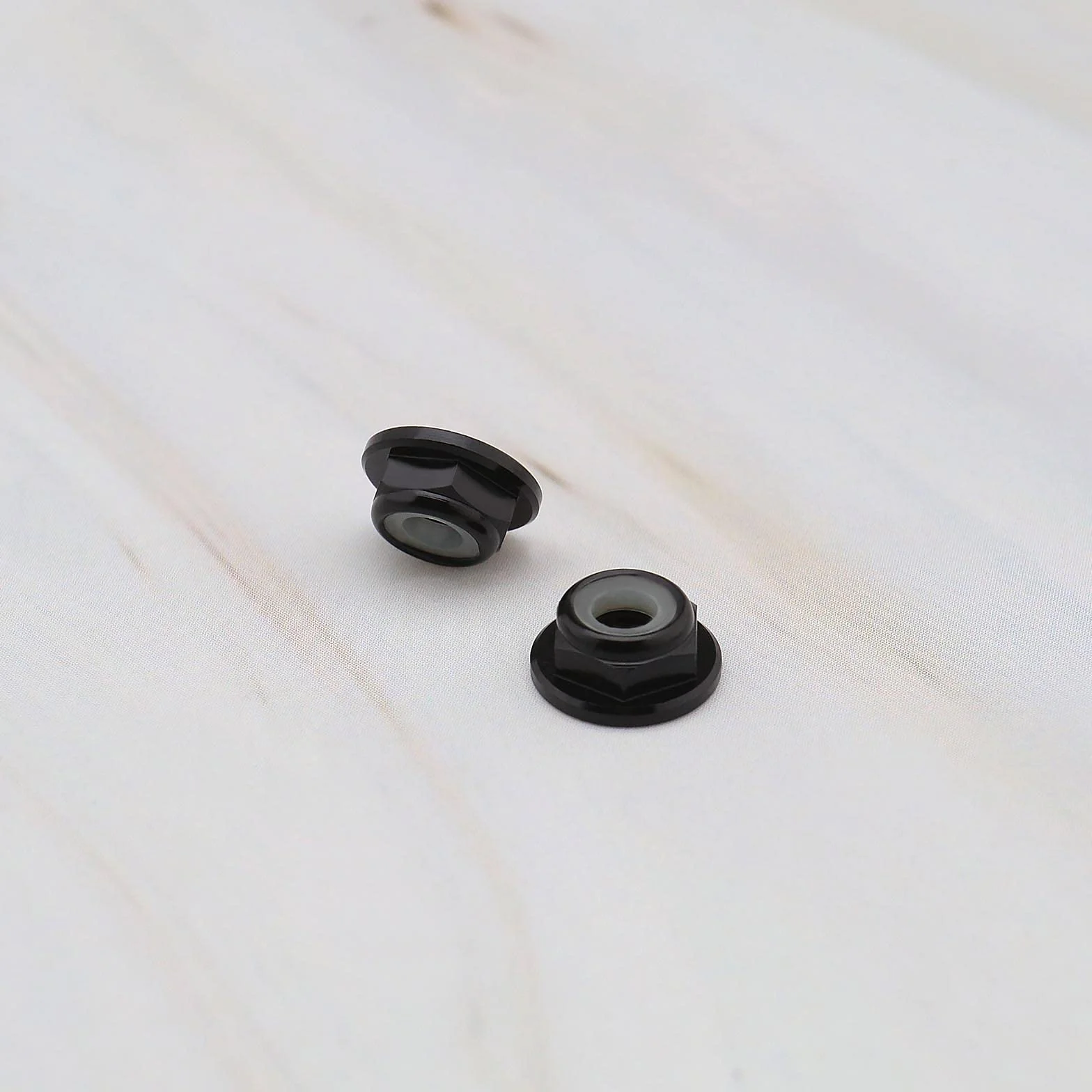 10 szt. nakrętki kołnierzowe M4 stop aluminium nylonowa wkładka samoblokujące nakrętki sześciokątne do skali 1/10 RC samochód ciężarówka buggy koła gąsienicowe części zamienne czarne
