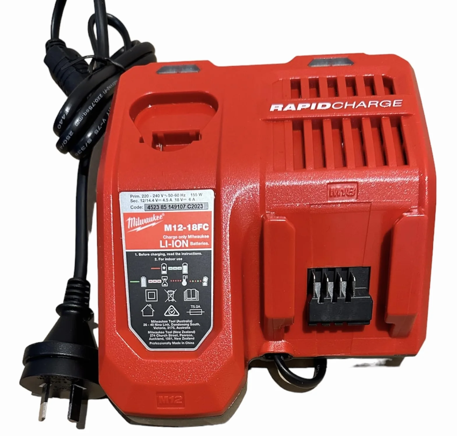 Milwaukee M12-18FC Szybka ładowarka ładuje wszystkie akumulatory M18, M14 i M12 Li-ion
