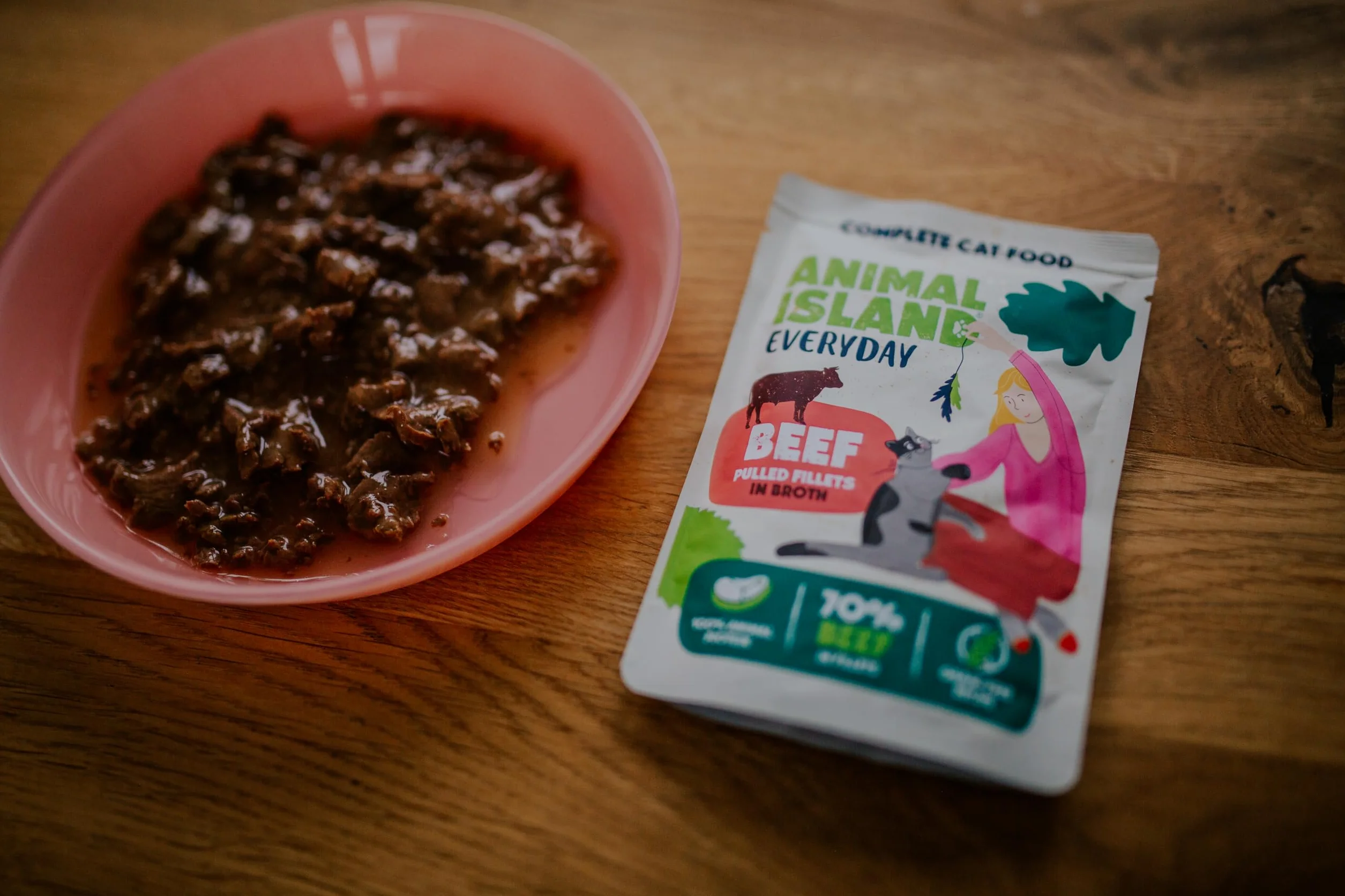 Animal Island Karma Mokra dla Kota Dorosłego Zestaw Saszetki Everyday Szarpana Wołowina w Aromatycznym Rosole Kawałki Mięsa w Płynie Wysokobiałkowa Bez Zbóż Multipack Danie Mięsne w Sosie, 12 x 85g