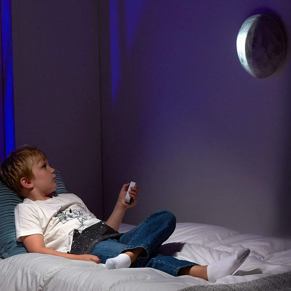 Basic Fun Moon In My Room, Uncle Milton, 18025, lampka nocna dla dzieci, cykl z 12 ustawieniami księżyca, dekoracja pokoju dziecięcego, zdalnie sterowane, miętowa lampa księżycowa dla dzieci, szara