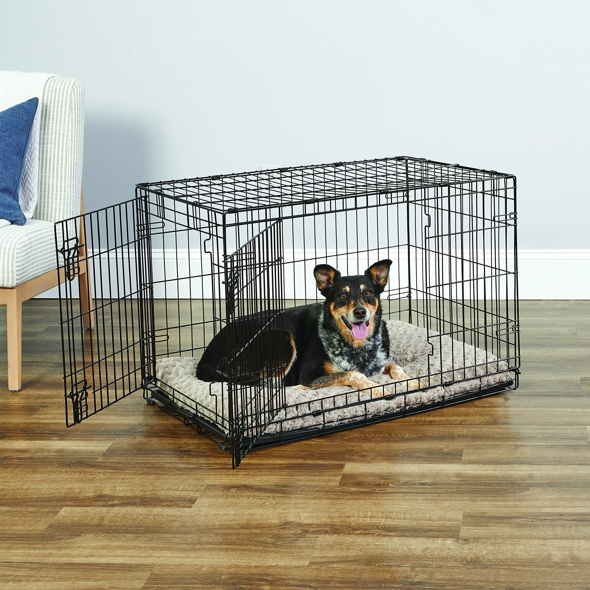 New World Nowo ulepszona skrzynia dla psów z podwójnymi drzwiami 91,44 cm (36 cali) dla małych ras psów; zawiera szczelną patelnię, nóżki chroniące podłogę i nowe opatentowane funkcje; B36DD