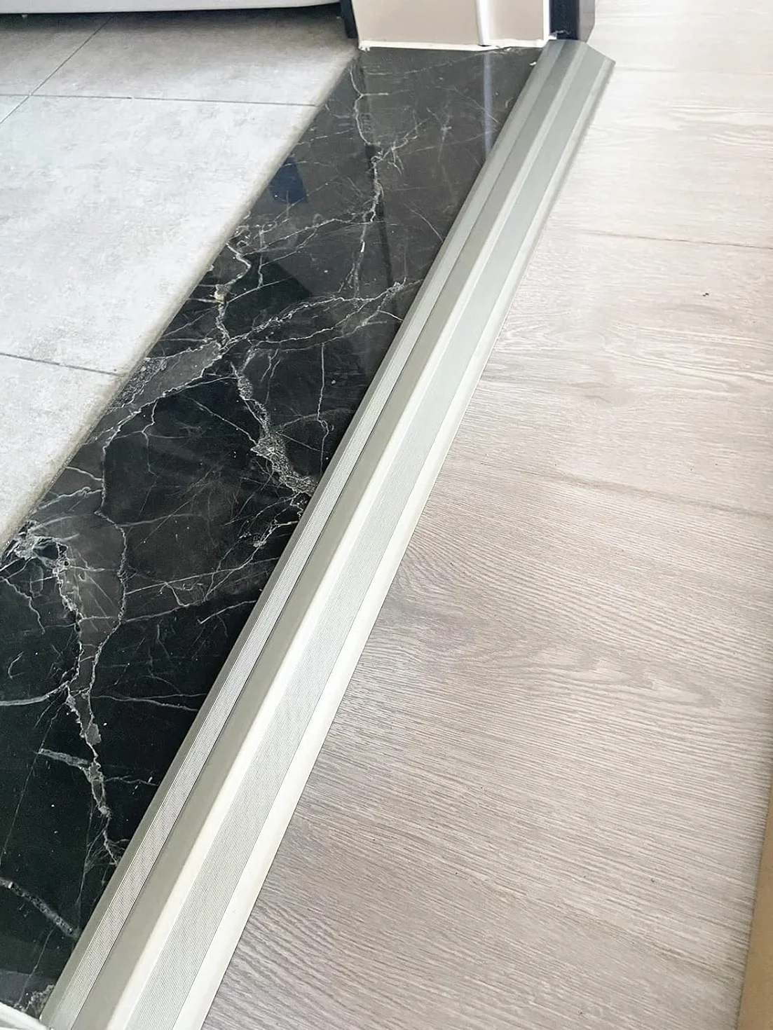 Próg listwy przejściowej ze stopu aluminium do drzwi do łazienki/drzwi zewnętrznych, listwa wykończeniowa do wykładziny dywanowej do laminatu, płynne przejście(Silver)