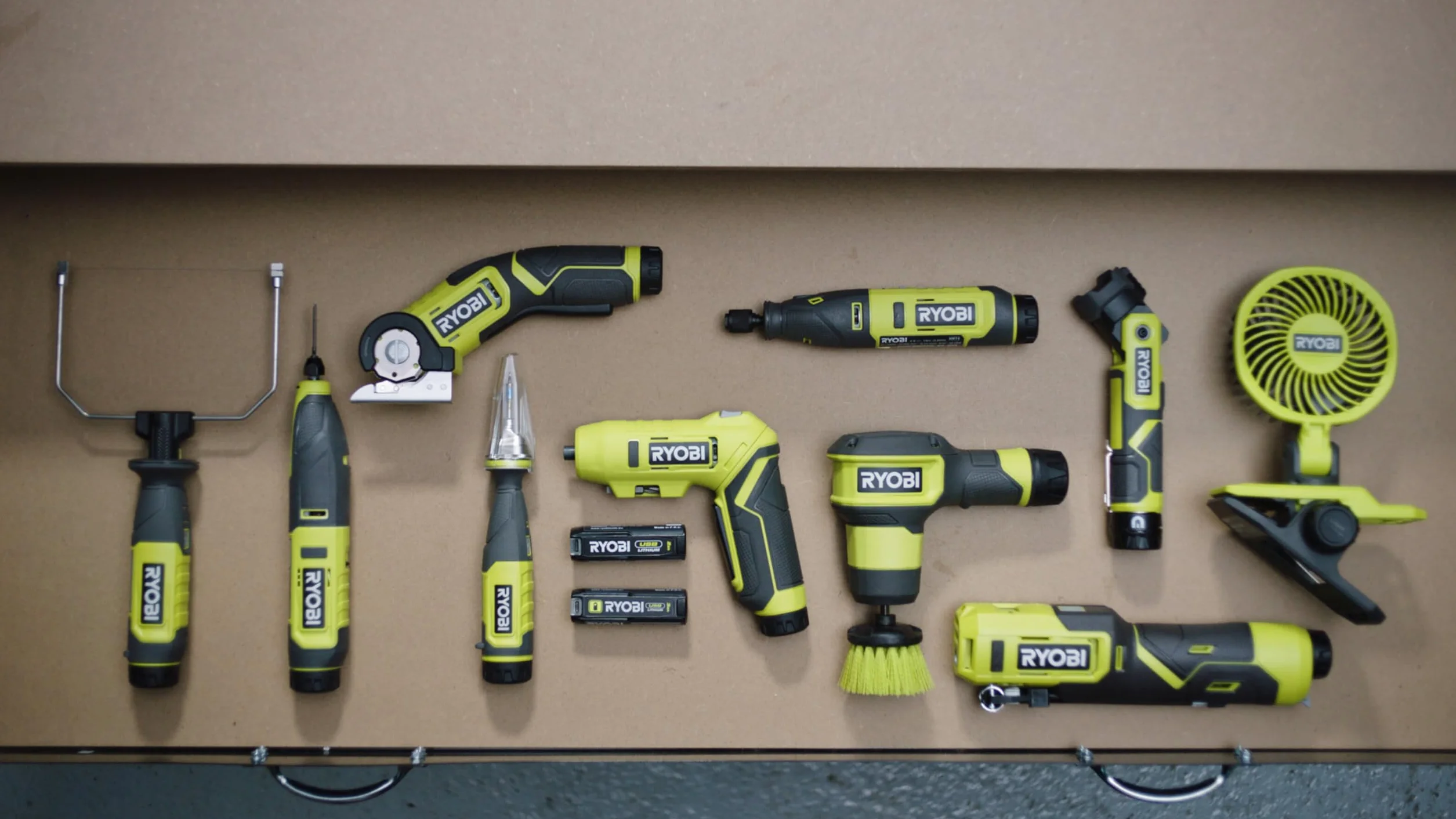 RYOBI Lupa podświetlana 4V USB Lithium - 2 intensywności: 60/200 lumenów - Powiększenie x 3 - (Sprzedawane bez baterii) - RML4-0