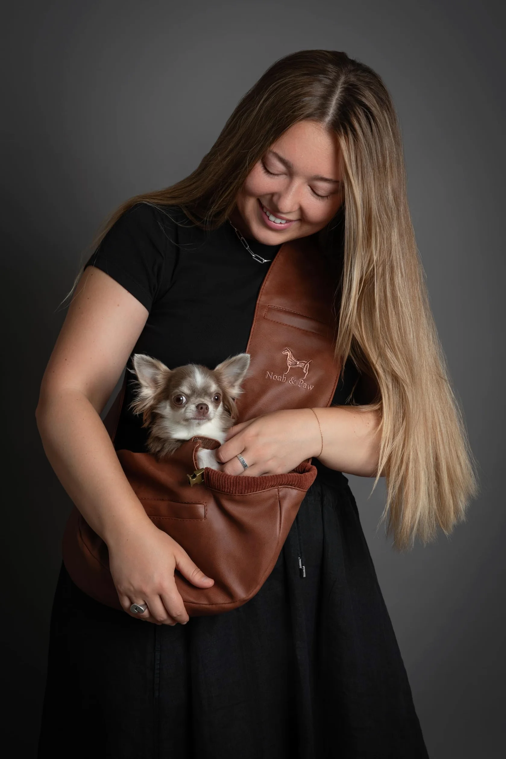 Noah & Paw - Nosidełko na ramię dla małych i średnich psów oraz szczeniąt, Nosidełko na regulowanym i wyściełanym pasku na ramię wykonane z wysokiej jakości skóry