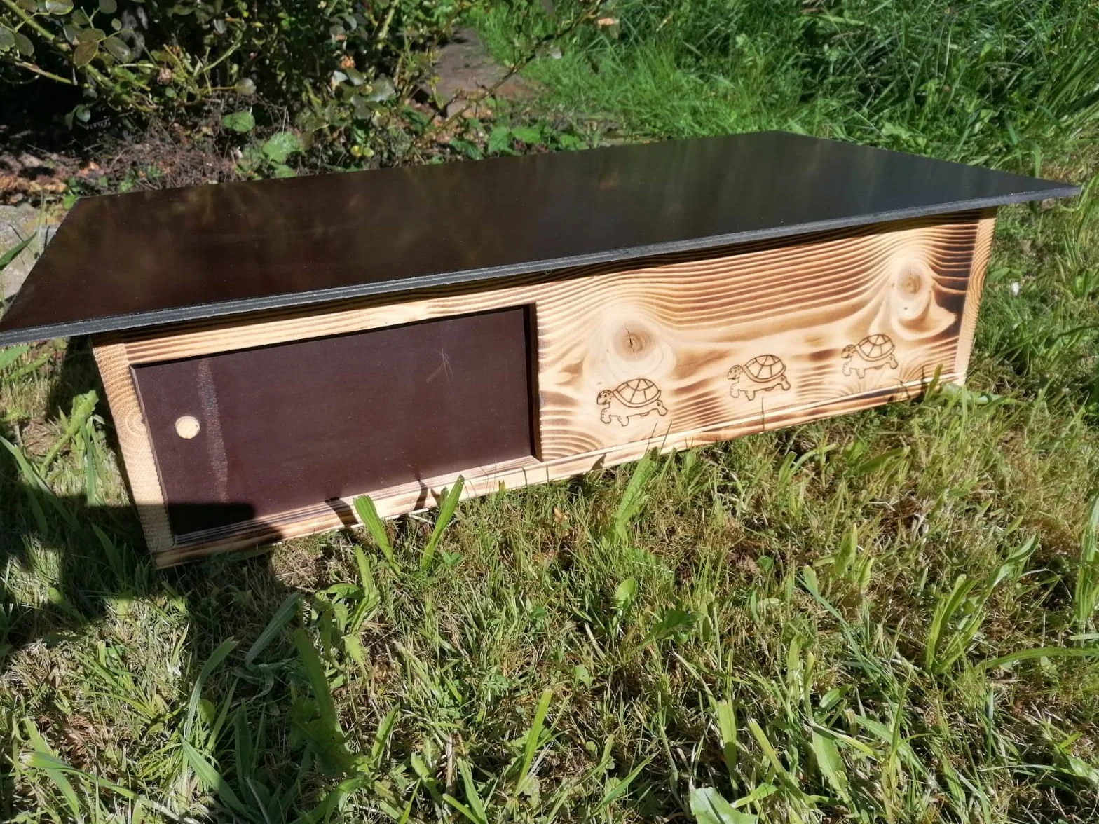 Domek dla żółwi premium z wypalanego drewna 20 mm (SH6) – odporny na warunki atmosferyczne z dnem i drzwiami wraz z regulowaną wentylacją – domek dla żółwi, wybieg z wolnym wybiegiem