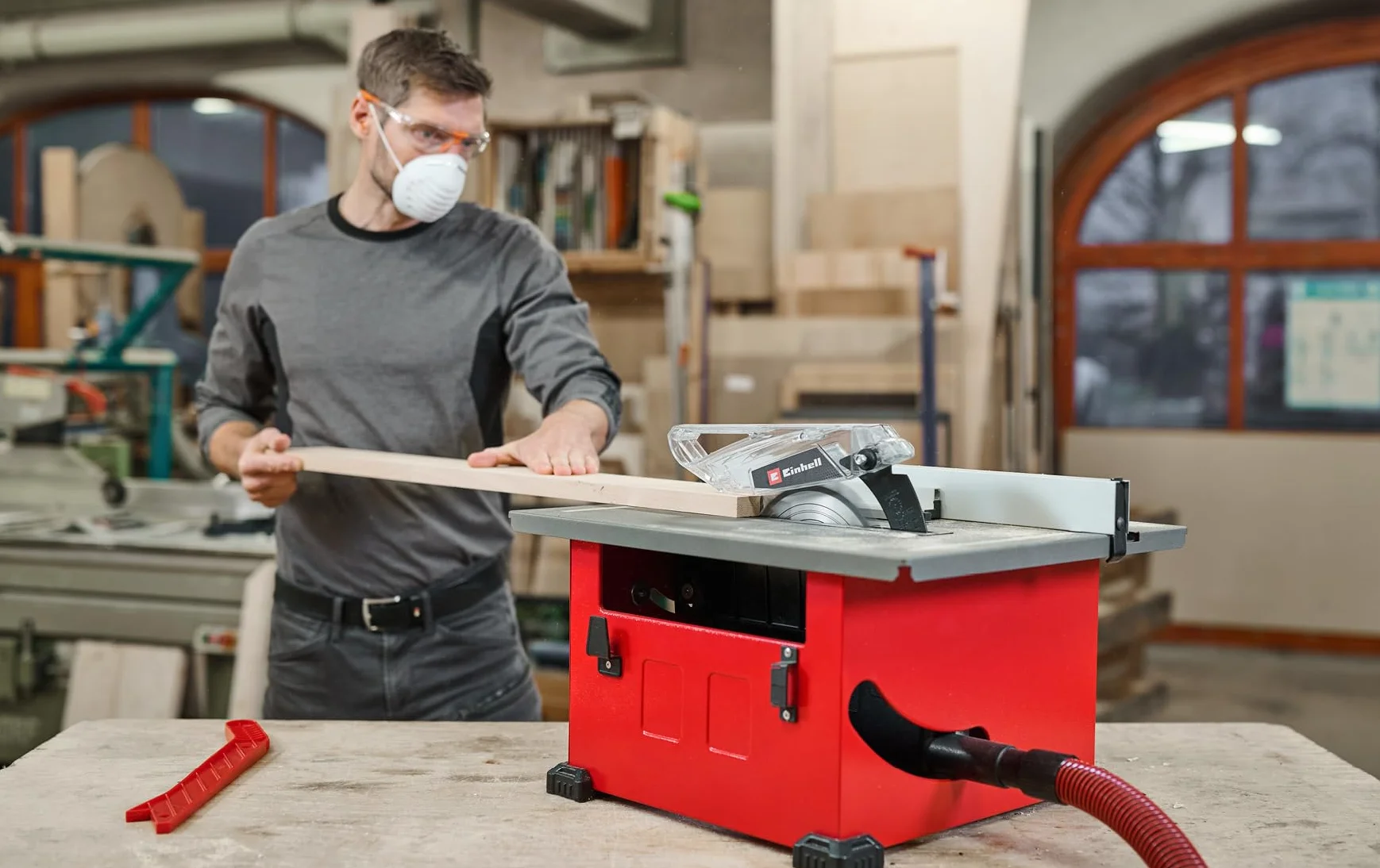 Einhell TC-TS 8 stołowa piła tarczowa (1200 W, wysokość cięcia 45 mm, ostrze Ø 210 mm, prowadnica kątowa, ogranicznik równoległy, przyłącze ssące w obudowie)